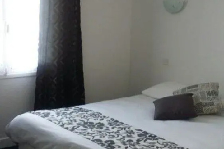 Room 4 of 7
