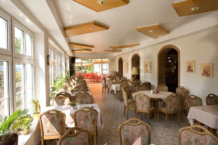 Dining 8 of 15