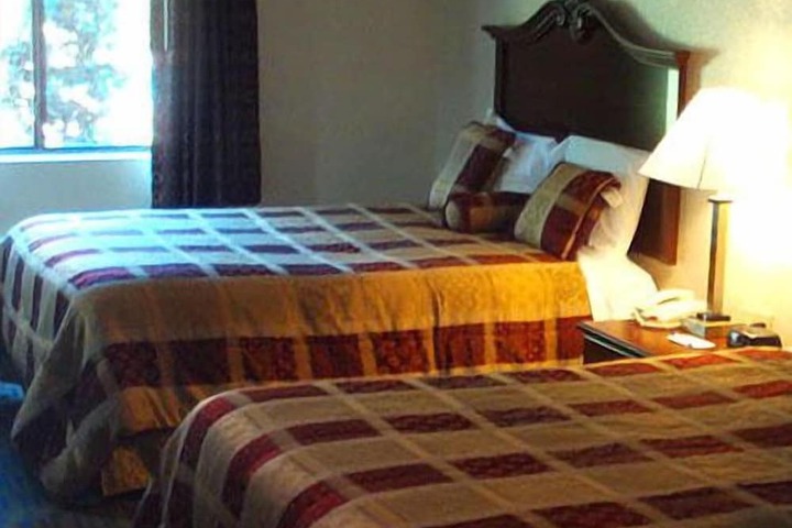 2 Queen Beds (2 of 10)