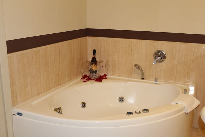 Hot Tub 9 of 17