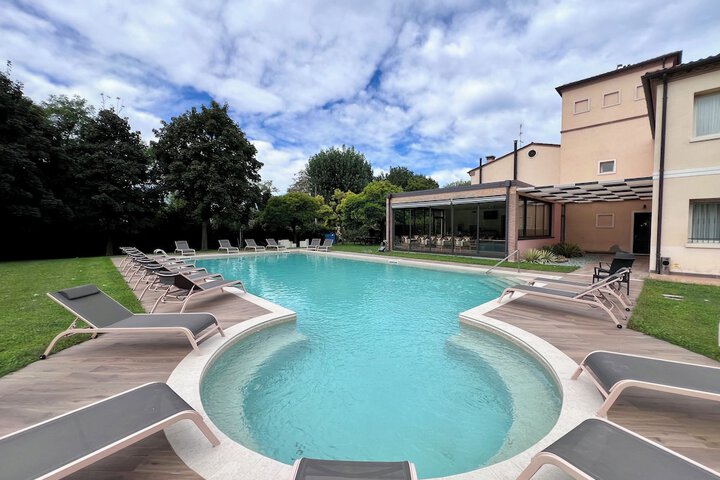 Hotel with Pool