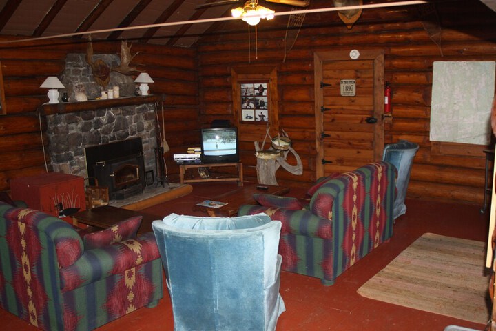 Lounge 33 of 40