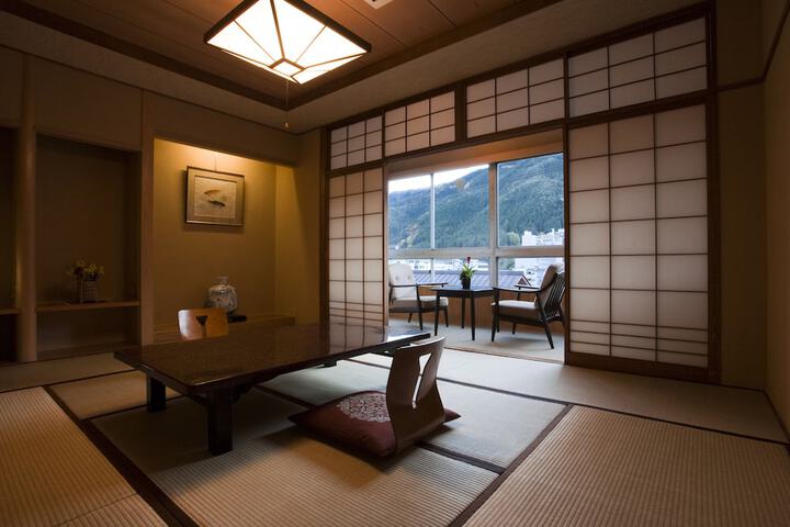 Room 6 of 32