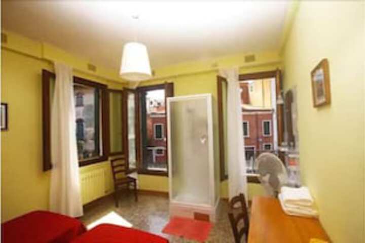 Room 4 of 17