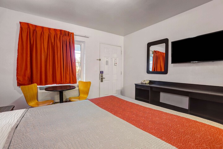 1 Queen Bed Micfridge (7 of 8)