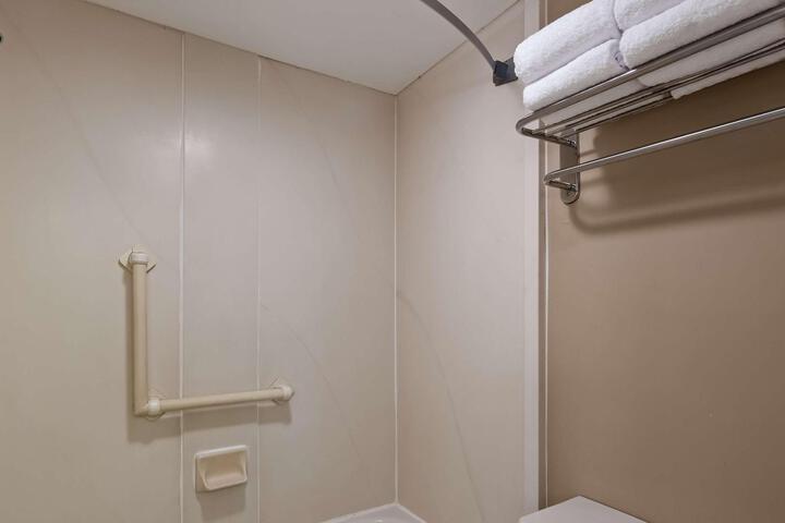 2 Queen Beds High Speed Internet Accessible Microwave, Refrigerator, Continental Breakfast (2 of 11)
