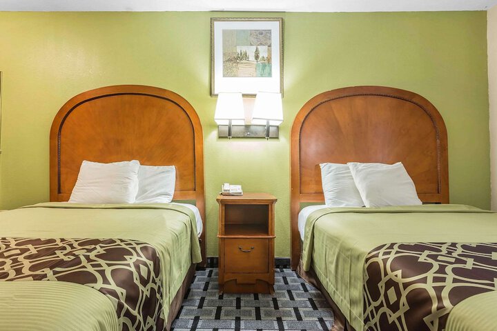 1 Queen Bed Accessible (9 of 12)