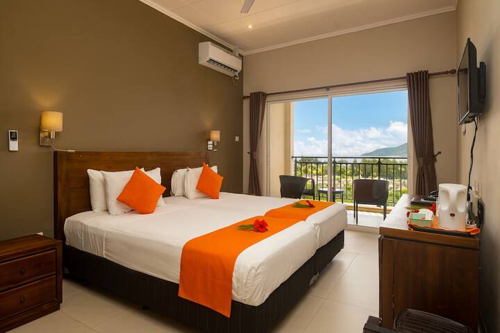 Room 4 of 114