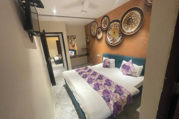 Room 11 of 18