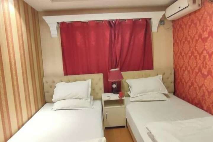 Room 26 of 40