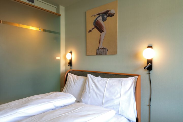 Room 16 of 35