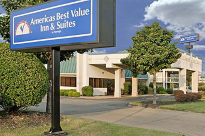 Exterior of Americas Best Value Inn & Suites Memphis / Graceland