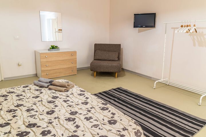 Room 8 of 27