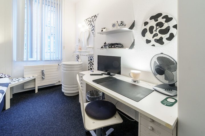 Room 25 of 41