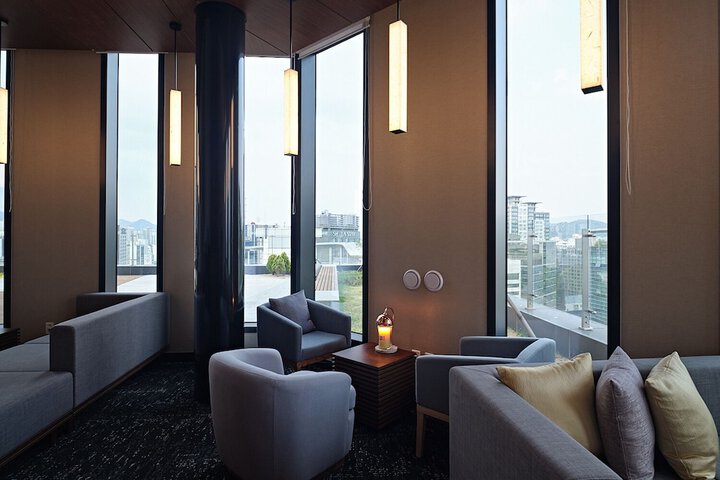 Lounge 102 of 158