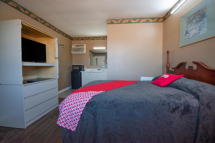 1 Queen Bed (10 of 10)