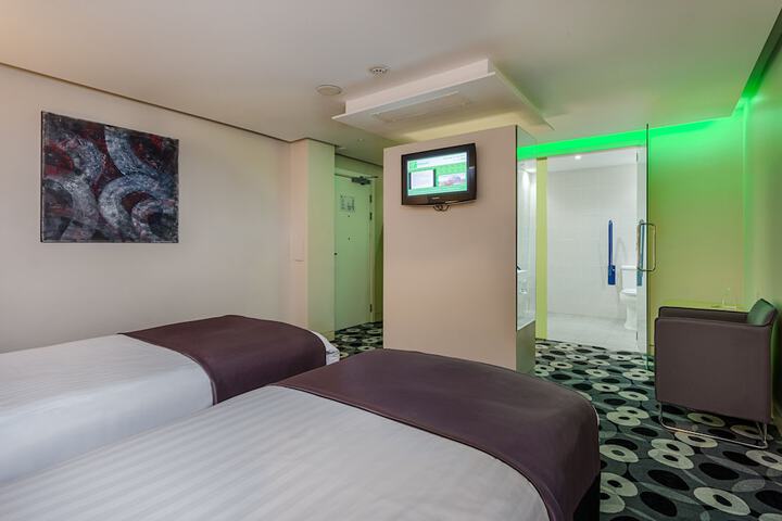 Room 9 of 71