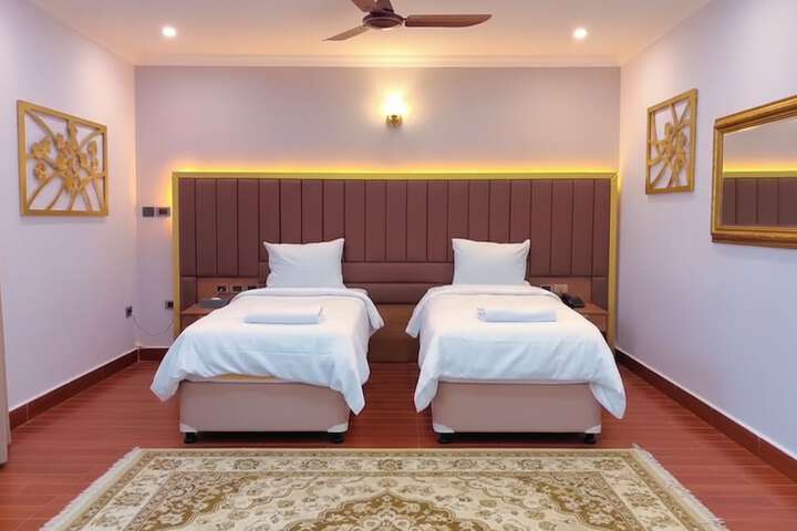 Room 4 of 8