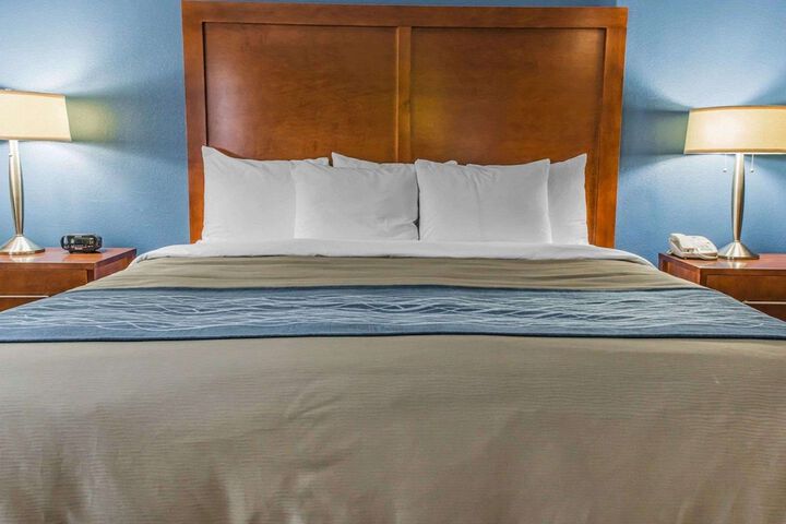 1 Queen Bed (7 of 13)