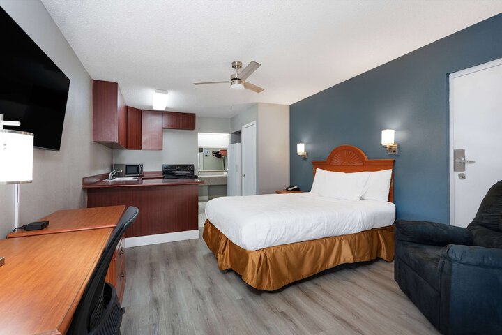 1 Queen Bed Deluxe Room (6 of 16)