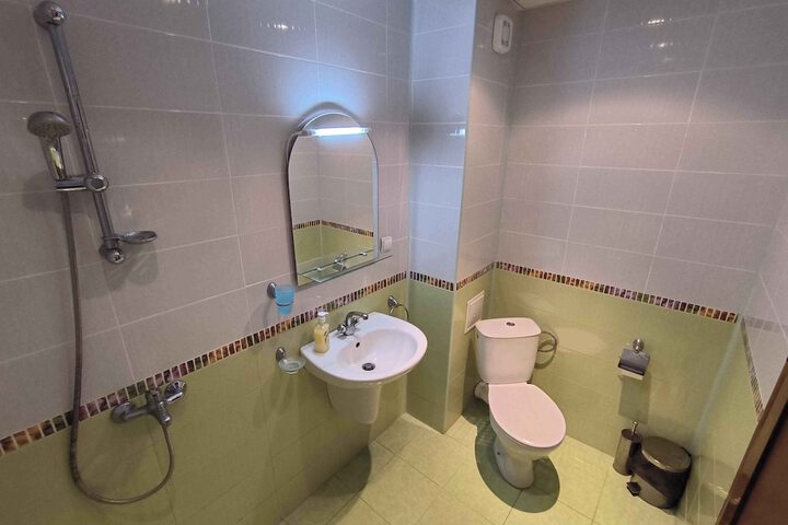 Room 8 of 16