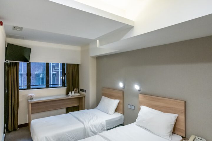 Room 17 of 28