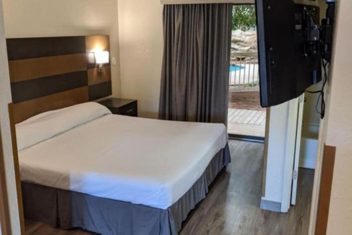 Room 4 of 17