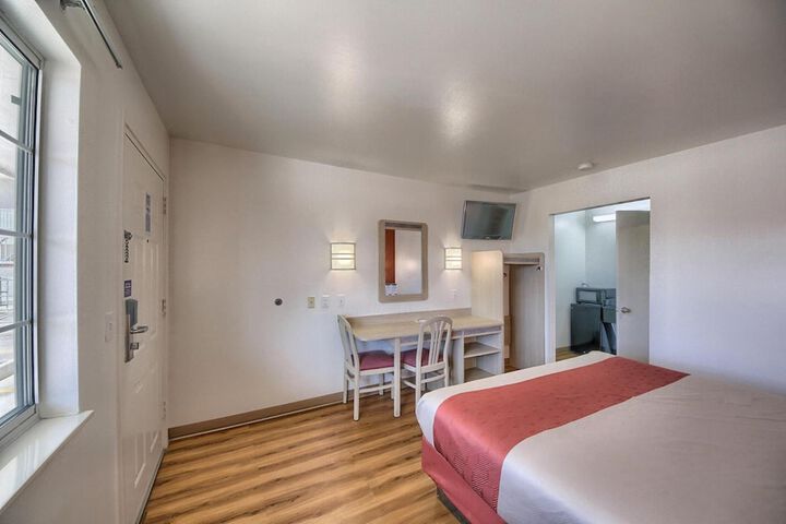 Room 6 of 33