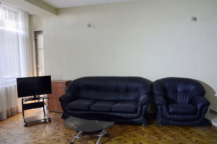 Room 6 of 18
