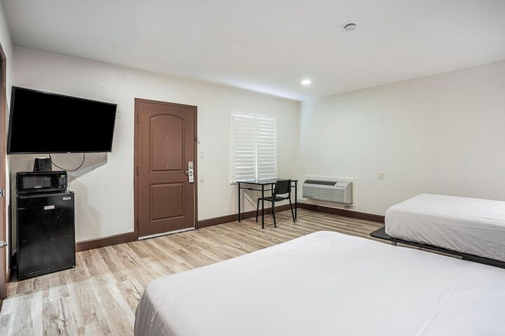 2 Double Beds (14 of 15)