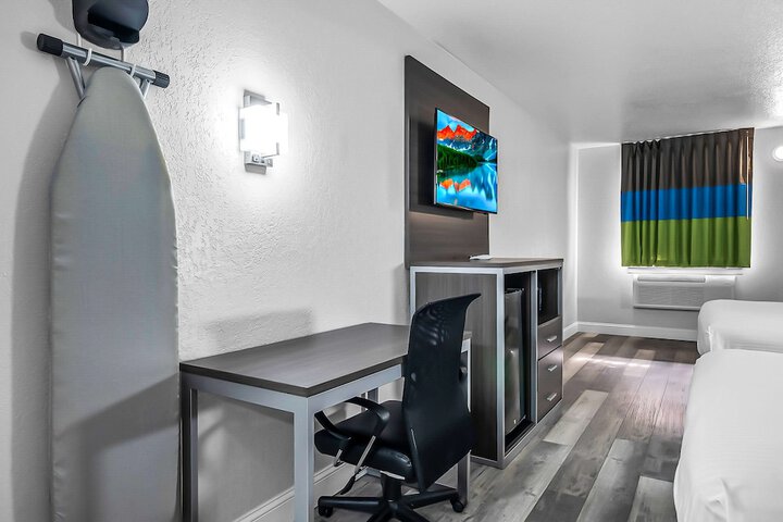 2 Queen Beds Microwave and Refrigerator WiFi Continental Breakfast (3 of 9)