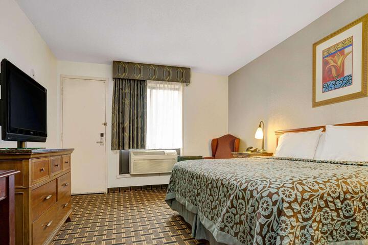 1 King Bed (2 of 14)