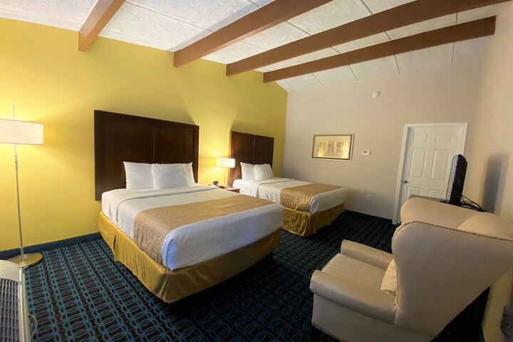 1 Queen Bed (5 of 17)