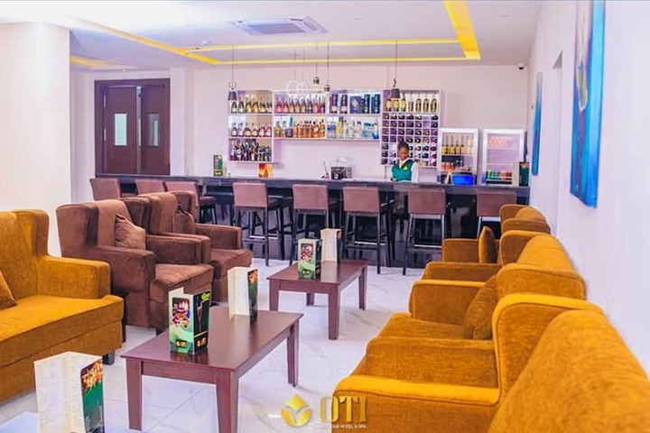 Lounge 24 of 27