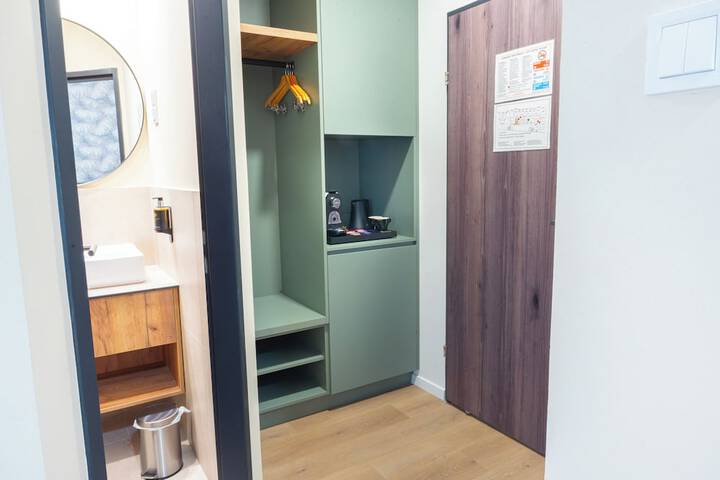 Room 32 of 83