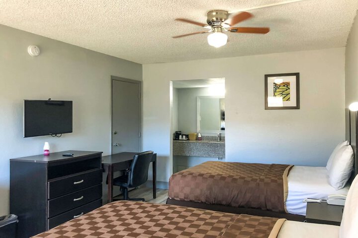 2 Double Beds (17 of 23)