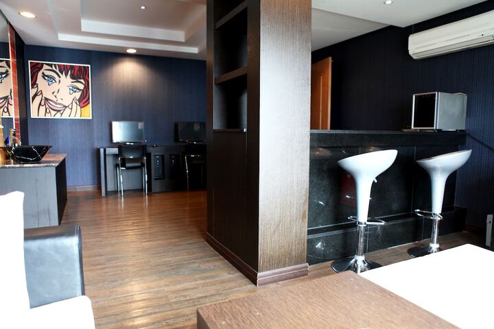 Lounge 21 of 33