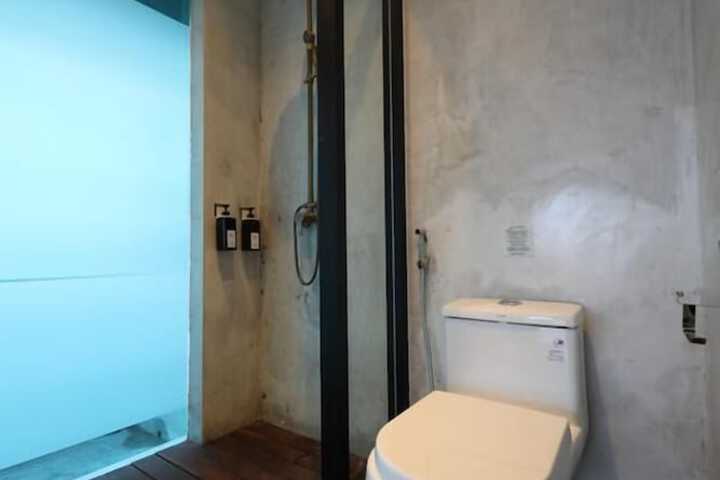 Room 33 of 47