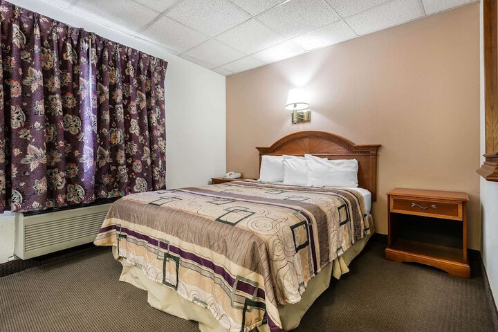 1 Queen Bed (13 of 15)
