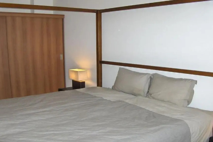 Room 4 of 8