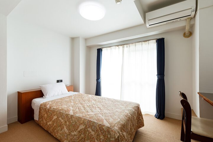 Room 9 of 28