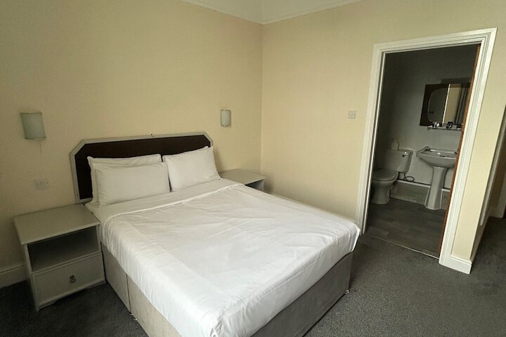 Room 2 of 32