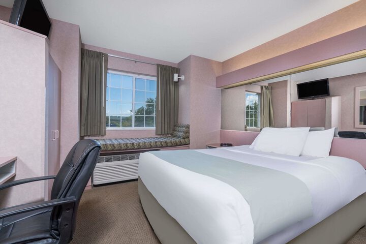 1 Queen Bed (16 of 19)