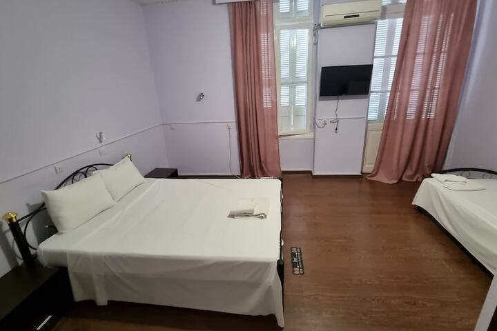 Room 6 of 12