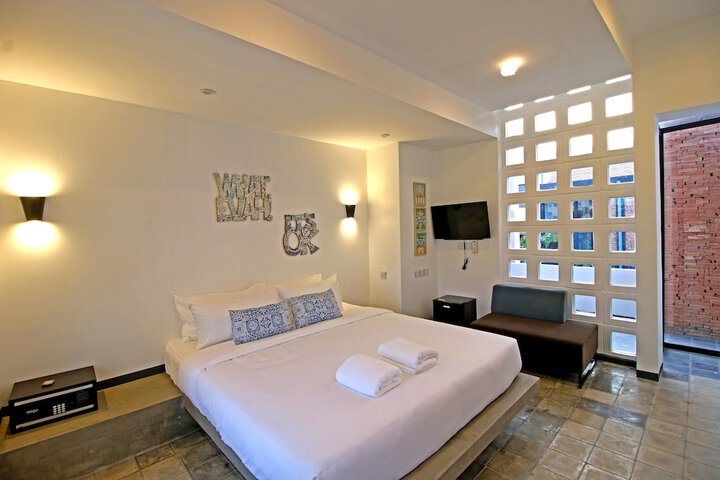 Room 17 of 46