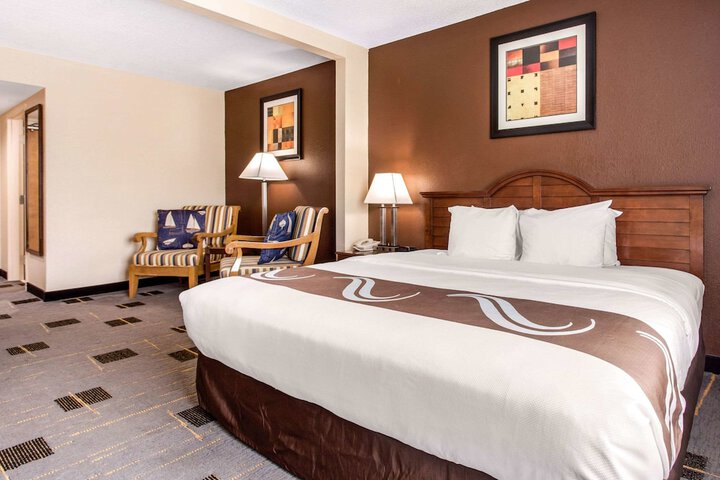 Standard King Bed Accessible (17 of 22)