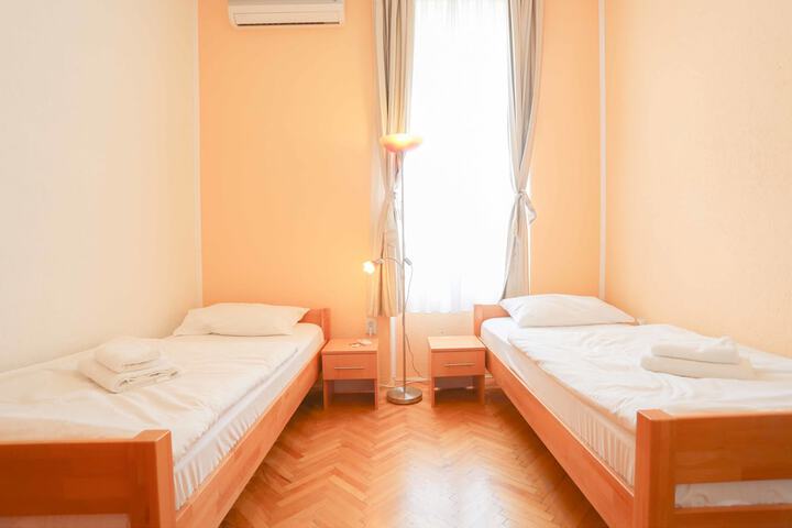 Room 12 of 40