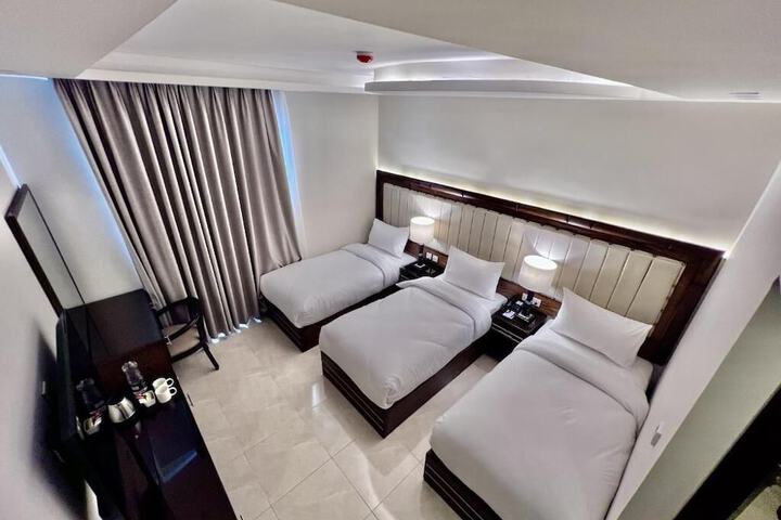 Room 4 of 8