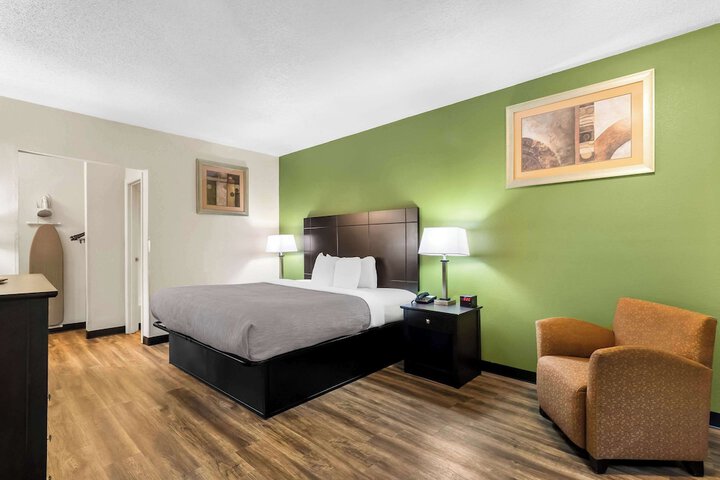 1 King Bed (1 of 13)