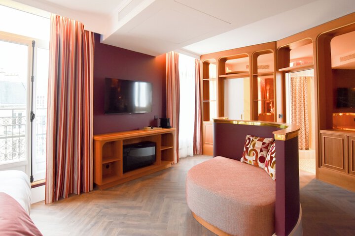 Room 10 of 28